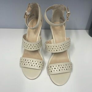 BOTKIER Woman’s heels.  Tan color. Leather authentic size 6 good condition